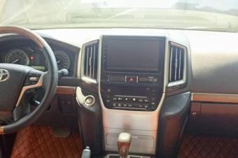 Land cruiser GXR  Anne 2010 modifi 2023  Volant gauche  essence  Automatique  v8 Couleur dorigine  Intrieur en cuir  Toit ouvrant  3 banquette  Climatisation impeccable  