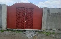 PARCELLE À VENDRE CLÔTURÉ AVEC PORTAIL CONTIENNENT 3 MAISONS COMMERCIALES PLUS DOUCHE ET TOILETTE EXTÉRIEUR mediacongo