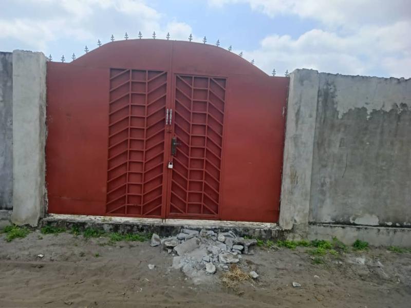 PARCELLE  VENDRE CLTUR AVEC PORTAIL CONTIENNENT 3 MAISONS COMMERCIALES PLUS DOUCHE ET TOILETTE EXTRIEUR 