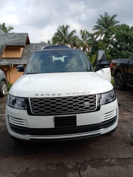 Range Rover vogue  Anne 2020  Essence   V6 cylindres  Volant gauche  Full options  Climatis  Bote automatique  Moteur impeccable  Climatis  Sans plaqu  Toit panoramique 