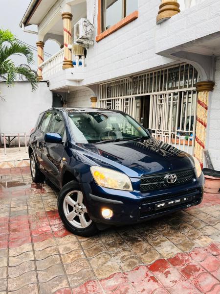  TOYOTA NEW RAV  SANS PLAQUE ECRAN ANDRODE  FULL OPTIONS TOIT PANORAMIQUE  SIGES CHAUFFANS AVEC BOUTON 4x4 TRACTION CAPTEURS SENSORS PARKING INTRIEUR SIGES EN