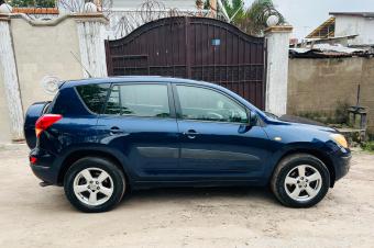  TOYOTA NEW RAV  SANS PLAQUE ECRAN ANDRODE  FULL OPTIONS TOIT PANORAMIQUE  SIGES CHAUFFANS AVEC BOUTON 4x4 TRACTION CAPTEURS SENSORS PARKING INTRIEUR SIGES EN