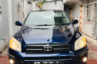 TOYOTA NEW RAV  SANS PLAQUE ECRAN ANDRODE  FULL OPTIONS TOIT PANORAMIQUE  SIGES CHAUFFANS AVEC BOUTON 4x4 TRACTION CAPTEURS SENSORS PARKING INTRIEUR SIGES EN