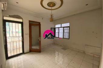 Location dune belle villa des 4 CHS 3 salles deau double sjour spacieux etc. Situe  Ngaliema aux alentours de MontFleury.