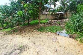 Parcelle terrain vide avec clture  vendre dans la commune de Mont Ngafula  la premire direction aprs bypass trs bon emplacement 