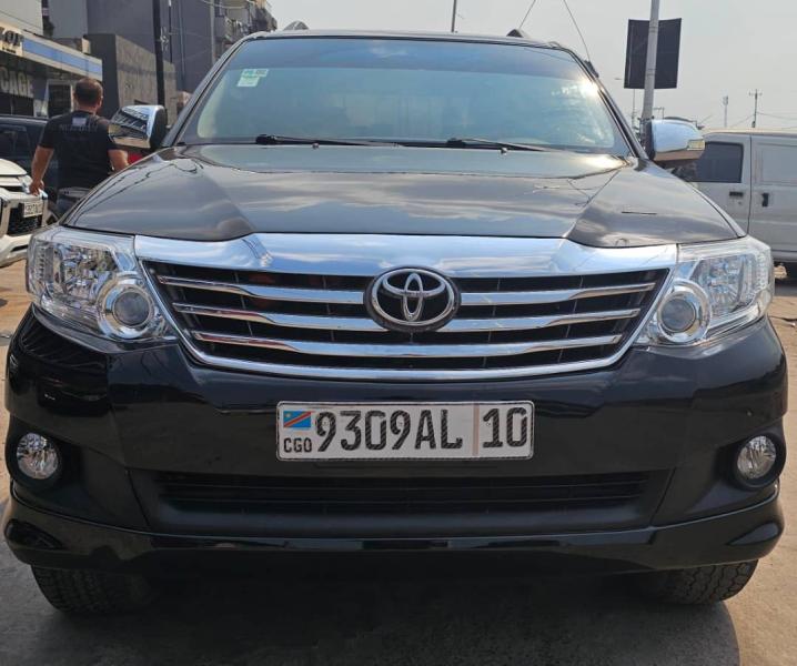 Fortuner 2014 essence automatique 4cylinder kilomtrage 37000 camra de recul 3 banquette intrieur cuire Prix 21000  discuter