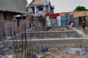 VENTE PARCELLE AVEC UNE FONDATION DE QUATRE NIVEAUX  KITAMBO 