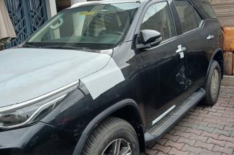 Fortuner 2024 authentique  Sans plaque  Volant gauche autom Essence 4 Cylindres 4x4 Climatiser 00km intrieur cuire 3 banquettes multiples fonctionnalits  50.000  discuter 
