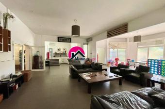 Vente dune superbe villa dpoque parfaitement entretenue de 67m sur 44m avec 5CHS un grenier une annexe offrant une vue imprenable etc.  MontNgaliema rf cole TASOK