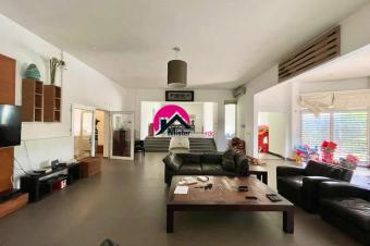Vente dune superbe villa dpoque parfaitement entretenue de 67m sur 44m avec 5CHS un grenier une annexe offrant une vue imprenable etc.  MontNgaliema rf cole TASOK
