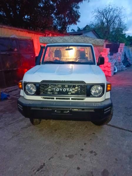 TOYOTA LAND CRUISER LX 5 PORTIRE 2024 AUTHENTIQUE  PRIX75.000 .   MANUELS DIESEL 00.0KILOMETRES CLIMATISATION IMPECCABLES4WD LOCALISATION CHEZ MOI