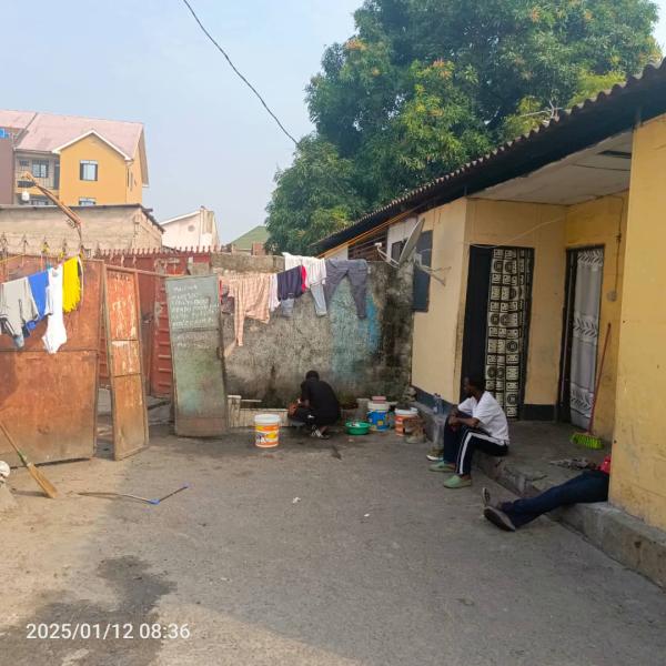 Parcelle en vente type locatifs avec 12 portes dans la commune de Limete 1 re rue industriel 