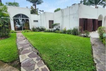 Villa mise en location  Mont Fleury  Composition    4 chambres Salon salle  manger Cuisine quipes  3 salle de bains Buanderie Jardin grand parking Piscine et jardin  