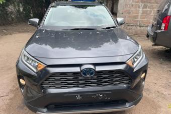 RAV4 HYBRID  ANNE 2020 VOLANT DROIT AUTOMATIQUE  ESSENCE   CLIMATISATION  INTRIEUR TISSU  PRIX 20.000