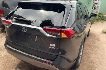 RAV4 HYBRID  ANNE 2020 VOLANT DROIT AUTOMATIQUE  ESSENCE   CLIMATISATION  INTRIEUR TISSU  PRIX 20.000