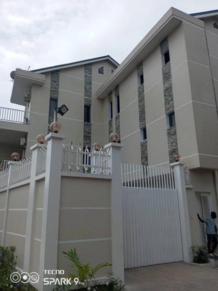 Immeuble  vendre  20mai sur macadam dans la commune de kalamu 