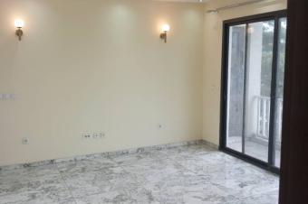Immeuble  vendre  20mai sur macadam dans la commune de kalamu 