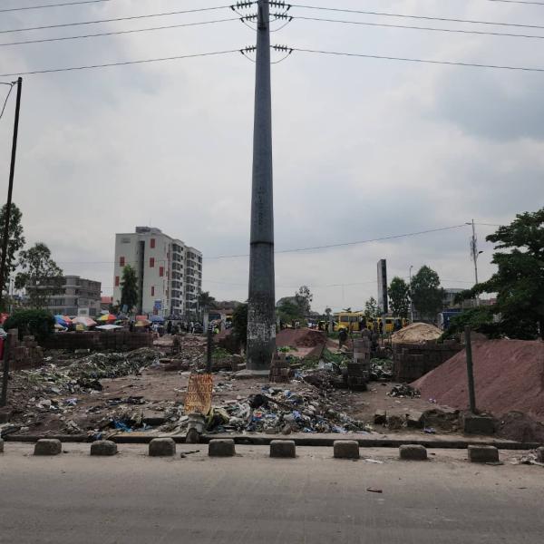 Parcelle avec une maison commercial en vente sur macadam dans la commune de Limete 1 re rue industriel 