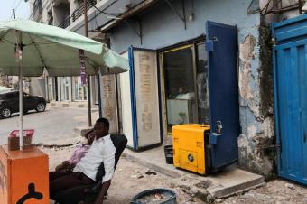Parcelle avec une maison commercial en vente sur macadam dans la commune de Limete 1 re rue industriel 