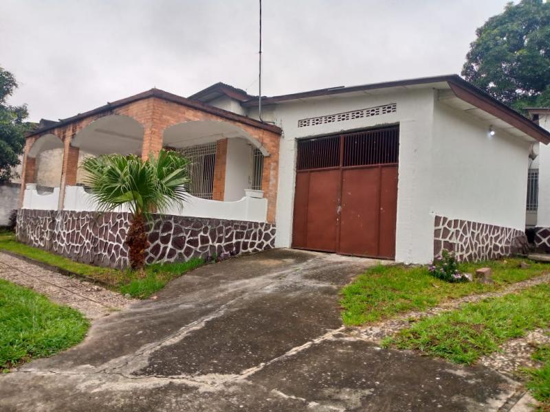 Vente parcelle avec grande maison  Mont ngafula 