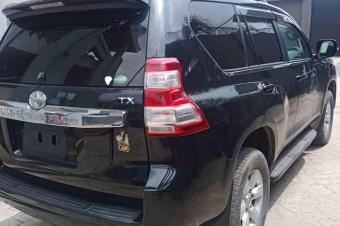 PRADO TX 2017  Sans plaque  Volant gauche Full option Autom diesel 4 Cylindres 4x4 Climatiser faible kilomtrage intrieur cuire 3 banquettes  33.500  discuter lgrement  Offre 