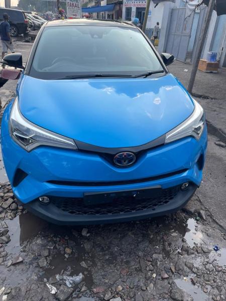 Besoin dargent show  CHR hybrid 2020 Sans plaque  Volant droite full option autom Essence 4 Cylindres climatiser faible kilomtrage intrieur tissu  Prix 15.000  discuter