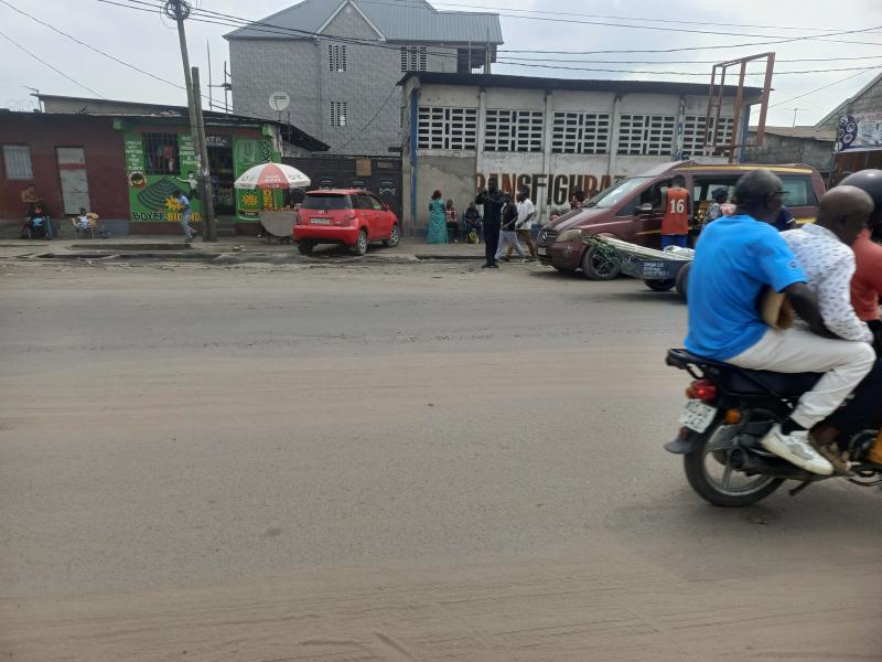 Parcelle en vente  sur macadam avec des maisons des locataires et commerciales  NDJILI Q2 endroit idal 