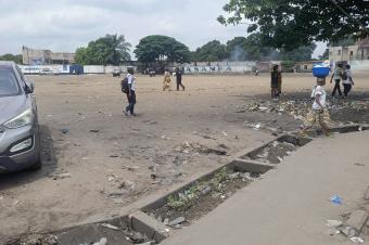 Parcelle en vente  sur macadam avec des maisons des locataires et commerciales  NDJILI Q2 endroit idal 