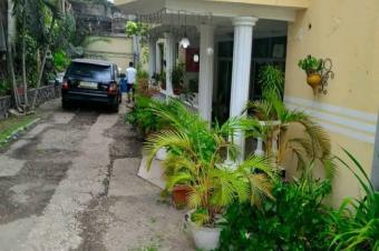 Villa  vendre  mont Fleury 1200 mtre carr contenant une maison de 7 ch 900000 dollars  discuter lgrement 