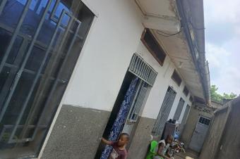 Parcelle en vente avec deux maisons type locataires  NDJILI Q8 sur macadam 