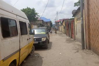 Parcelle en vente avec deux maisons type locataires  NDJILI Q8 sur macadam 