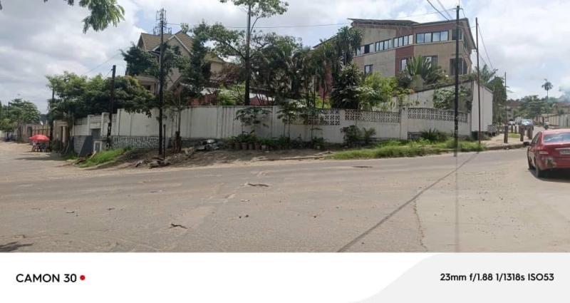  Parcelle pour le contrat dans un coins trs stratgiques.  Projet Super march   Localisation  Ngaliema   Ref Place Commerciale entre deux grandes avenues