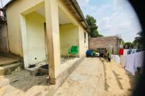 Parcelle de 9msur23 à vendre à UPN/ route Matadi 2 contenant une maison de 2 ch salon cuisine plus un studio 45000 dollars à discuter légèrement  immobilier_vente_location