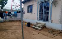 Parcelle de 10msur15 à vendre UPN/Wangu contenant une maison de 3 ch salon cuisine salle de bain 35000 dollars à discuter légèrement mediacongo