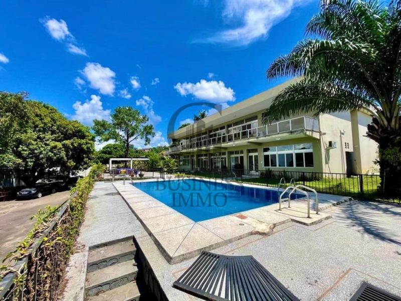 GBUSINESS IMMO VOUS PROPOSE EN VENTE UNE MAGNIFIQUE VILLA REPOSANTE DE  3000 M AVEC UNE VUE PANORAMIQUE EXCEPTIONNELLE SUR LE FLEUVE CONGO.