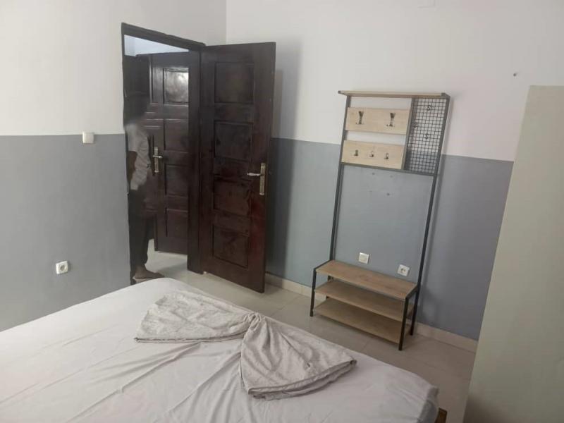 GS13IMMO SARL met  votre disposition la location de cet appartement meubl dans la CLemba super. Sur la chausse. Rf Galerie HUGO TANZAMBIE. LocationJr  80Jour.  vous.