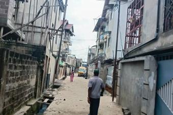 Parcelle Contiennent un immeuble de trois niveaux soit R3 type locataires en vente dans la commune de Limete 1 re rue funa forgeron 