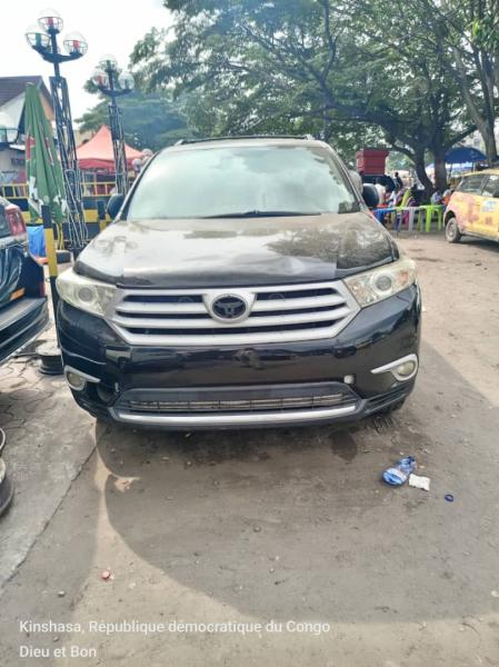 TOYOTA Highlander  Full option  Sans plaque  Anne de fabrication 2012  Volant normal gauche  Intrieur cuir  Automatique essence  V6 Climatisation impeccable  Jantes chromes  L