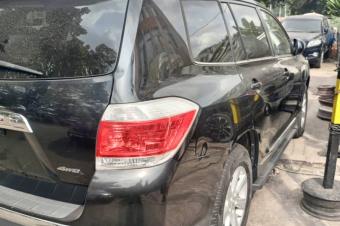 TOYOTA Highlander  Full option  Sans plaque  Anne de fabrication 2012  Volant normal gauche  Intrieur cuir  Automatique essence  V6 Climatisation impeccable  Jantes chromes  L