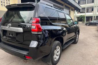 TOYOTA PRADO TXL  Anne 2018 Authentique Plaque BT en cours Full Option Automatique  Volant normal Panoramique Couleur dorigine Suspension normale Kilomtrage 9430km Essence  