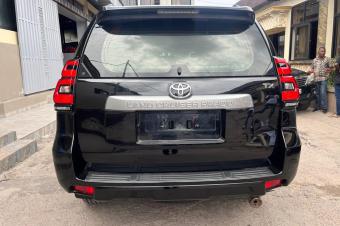 TOYOTA PRADO TXL  Anne 2018 Authentique Plaque BT en cours Full Option Automatique  Volant normal Panoramique Couleur dorigine Suspension normale Kilomtrage 9430km Essence  