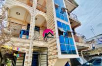 Vente d’un magnifique immeuble type locatif de RC+2 ayant 3 appartements de 120 m² chacun, bien localisé à 100 mètres du Saut de Mouton Pompage. Mont-Ngafula. Revenu locatif: 1050$ mediacongo