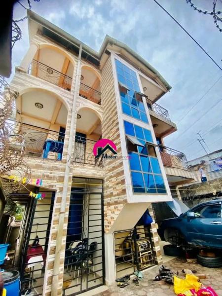 Vente dun magnifique immeuble type locatif de RC2 ayant 3 appartements de 120 m chacun bien localis  100 mtres du Saut de Mouton Pompage. MontNgafula. Revenu locatif 1050