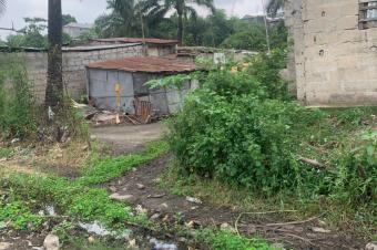 Parcelle  vendre avec une maison inachev situ  MASINA petroCongo