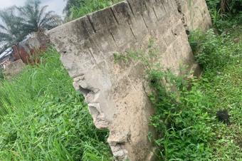 Parcelle  vendre avec une maison inachev situ  MASINA petroCongo