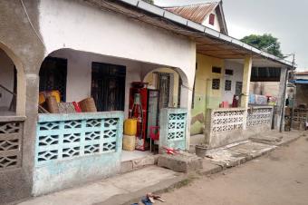 Parcelle avec 8 portes des locataires  vendre au Quartier maman Mobutu dans la commune de Mont Ngafula 