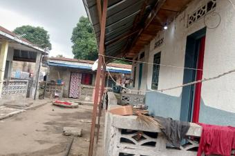 Parcelle avec 8 portes des locataires  vendre au Quartier maman Mobutu dans la commune de Mont Ngafula 