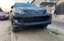 Toyota fortuner authentiques 2015 Année de fabrication 2015 Faible kilométrage Essence 4 cylindre 3 banquette Full options Intérieur cuir Prix :22000$ à discuter légèrement mediacongo