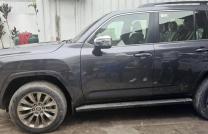 Toyota Land Cruiser Prado 2023 Authentiques Sans plaque Toit ouvrant panoramique Volant gauche Full options Automatique Essence V8 4×4 Climatisé 300km 3 banquette Prix :135,000$ de mediacongo