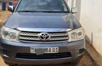 *Jeep Toyota Fortuner* volant gauche avec plaque *BA/01* Année de fabrication 2012. Première mise en circulation 2018, Manuel climatisation impeccable ??, Diesel, +243 994979056 mediacongo